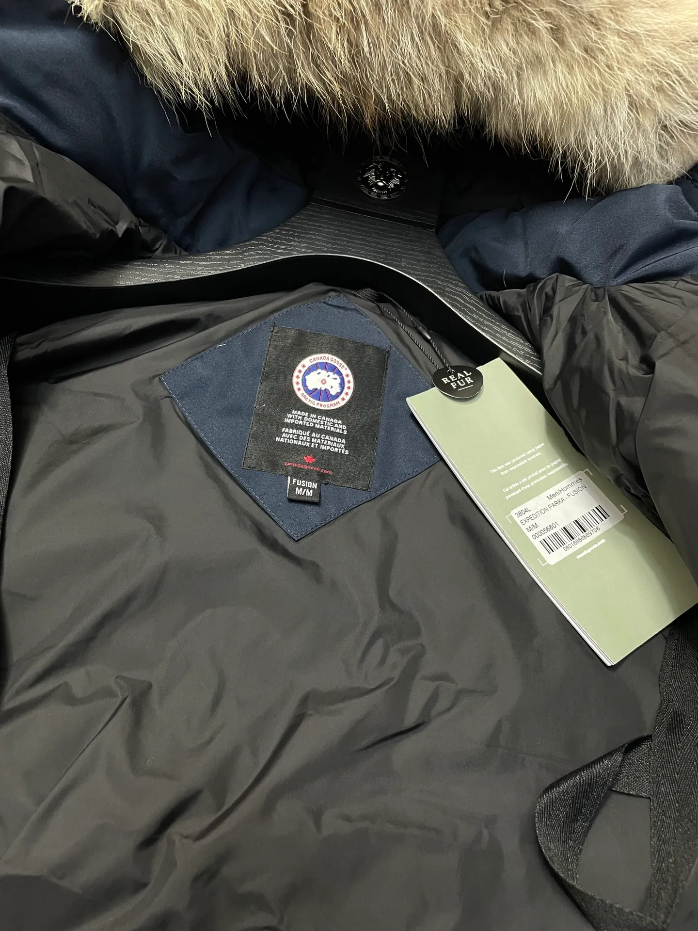 P880 Navy Blue Canadian CANADA GOOES 04 Style/Women's Style. Canada Goose is the Rolls-Royce of down jackets. Both Arctic and Antarctic scientific expedition teams and others choose Canada Goose as their cold-proof equipment.  ➖ Industry-leading anti-counterfeiting chip sensing.  ➖ Imported Behringer embroidery machines and customized embroidery labels, the highest level and industry leading.  ➖ Imported Korean 21-count polyester-cotton blended original fabric, TC85 waterproof coated fabric, water-repellent, windproof and wear-resistant.  ➖ The new national standard 80 white duck down is filled with an average of 520 grams of down. The amount of down filled is industry-leading.  ➖ 100% nylon lining with double double-layer sealing design to prevent velvet running, and seamless thread design on the cuffs!  ➖ Western Canadian Green Wolf Collar.  ➖ Yoshida YKK provides original factory-customized electroplated sliders. YKK two-way lockable zippers are tight and smooth and do not peel off paint.  ➖ 3M composite Velcro is durable and the accessories and hardware are all custom-made. Only for the purest goose, the most dedicated, the most professional, the highest quality, the highest cost performance!    SIZE:XS-XXL